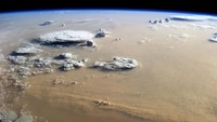 Foto satelit menunjukkan dahsyatnya terjangan badai pasir yang menyelimuti Gurun Sahara, 18 September 2014.
