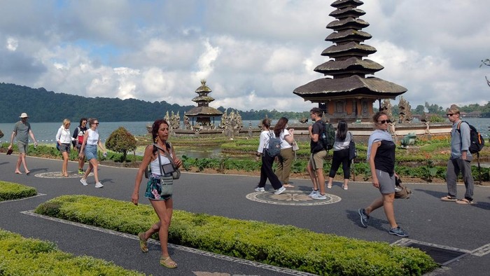 KUNJUNGAN WISMAN KE BALI MENINGKAT Wisatawan menikmati pemandangan objek wisata Ulun Danu Beratan saat berkunjung di Tabanan, Bali, Kamis (4/8/2022). Berdasarkan data dari Badan Pusat Statistik Provinsi Bali mencatat kunjungan wisatawan mancanegara ke Bali pada bulan Juni 2022 meningkat 57,10 persen yakni sebanyak 181.625 orang dibandingkan bulan Mei yang tercatat 115.611 orang, dan kedatangan wisman ke Bali didominasi wisatawan asal Australia. ANTARA FOTO/Nyoman Hendra Wibowo/foc.