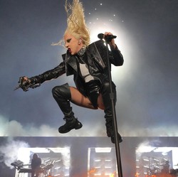 Lady Gaga Teriak Hentikan Musik saat Penari Terjatuh