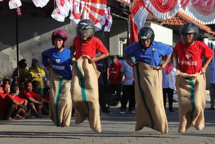LOMBA SAMBUT HUT KE-77 KEMERDEKAAN RI Sejumlah Orang Dengan Gangguan Jiwa (ODGJ) mengikuti lomba balap karung di Liponsos Keputih Surabaya, Jawa Timur, Rabu (3/8/2022). Berbagai macam lomba yang digelar mulai tanggal 1-11 Agustus 2022 itu untuk menyemarakkan peringatan HUT ke-77 Kemerdekaan RI. ANTARA FOTO/Didik Suhartono/foc.