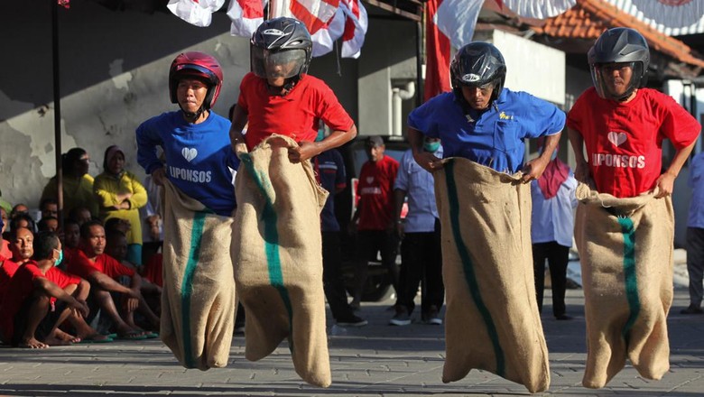 Sejumlah Orang Dengan Gangguan Jiwa (ODGJ) mengikuti lomba balap karung di Liponsos Keputih Surabaya, Jawa Timur, Rabu (3/8/2022). Berbagai macam lomba yang digelar mulai tanggal 1-11 Agustus 2022 itu untuk menyemarakkan peringatan HUT ke-77 Kemerdekaan RI. ANTARA FOTO/Didik Suhartono/foc.