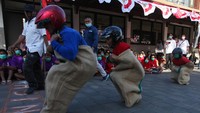Peserta lomba melompat secepat mungkin dalam lomba balap karung yang diikuti oleh Orang dengan Gangguan Jiwa (ODGJ).