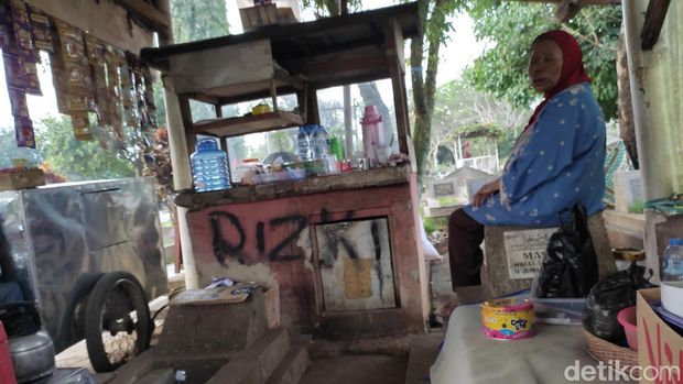 Mak Sari, pedagang di tengah kuburan Bandung.