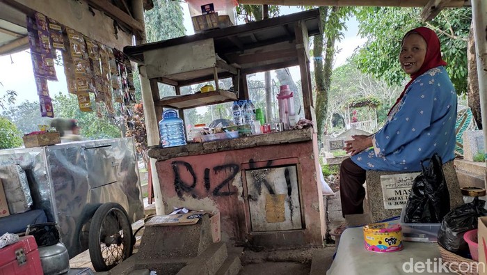Mak Sari, pedagang di tengah kuburan Bandung.
