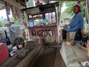 Memaknai Hidup ala Mak Sari, Pedagang di Kuburan Bandung
