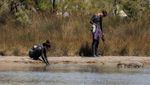 Sensasi Mandi Lumpur di Pantai Queen, Dipercaya Menyehatkan Kulit