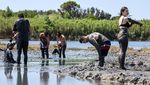 Sensasi Mandi Lumpur di Pantai Queen, Dipercaya Menyehatkan Kulit