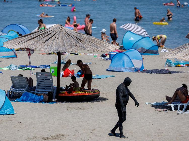 Sensasi Mandi Lumpur di Pantai Queen, Dipercaya Menyehatkan Kulit