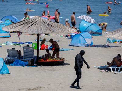Sensasi Mandi Lumpur di Pantai Queen, Dipercaya Menyehatkan Kulit