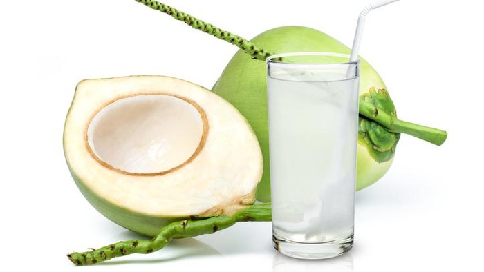 5 Minuman yang Bantu Menurunkan Berat Badan, Salah Satunya Air Kelapa