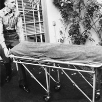 Asisten rumah tangga Marilyn Monroe kemudian menghubungi psikiatris sang artis legendaris. Dan saat psikiatris itu tiba dia memaksa masuk kamar Marilyn melalui jendela karena pintunya terkunci. Marilyn ditemukannya tidak bernyawa.  Foto: Getty Images