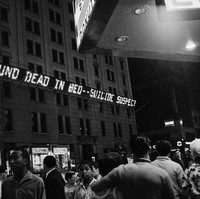 Momen meninggalnya Marilyn Monroe mengejutkan publik. Pada saat itu, 60 tahun lalu, kematian Marilyn ditampilkan dalam berita di gedung New York Times. Foto: Getty Images