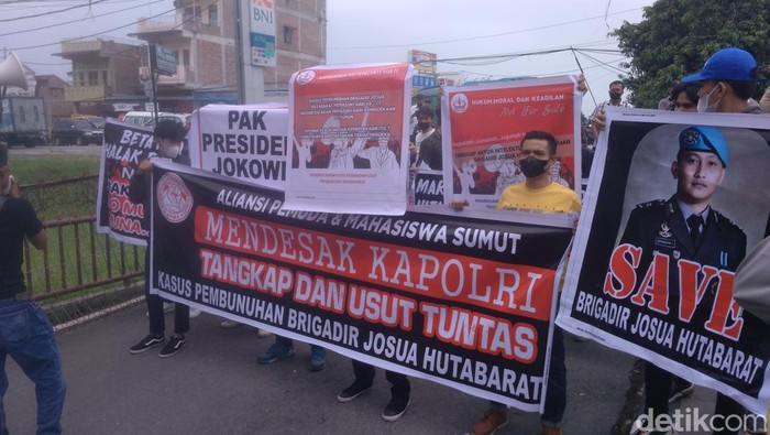 Massa berunjuk rasa di depan Mapolda Sumut.