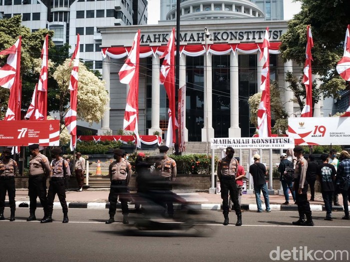 Sekelompok warga dari gerakan Bersihkan Indonesia menggelar aksi menolak UU Minerba di depan gedung MK. Instalasi seni dipajang sebagai bentuk protes.