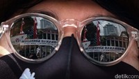 Foto close-up pengunjukrasa di depan Gedung MK. Aksi berlangsung tertib.