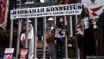 Aksi Teatrikal Protes UU Minerba di Depan MK, Ini Fotonya
