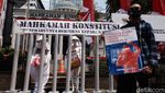 Aksi Teatrikal Protes UU Minerba di Depan MK, Ini Fotonya