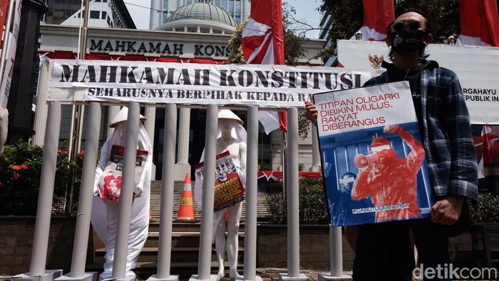 Sekelompok warga dari gerakan Bersihkan Indonesia menggelar aksi menolak UU Minerba di depan gedung MK. Instalasi seni dipajang sebagai bentuk protes.