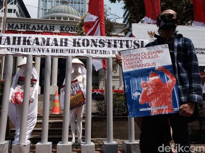 Aksi Teatrikal Protes UU Minerba di Depan MK, Ini Fotonya