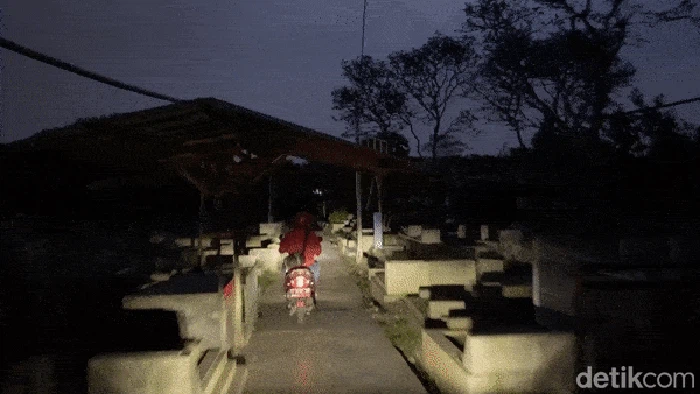 Menembus jalan di tengah kuburan Kota Bandung.