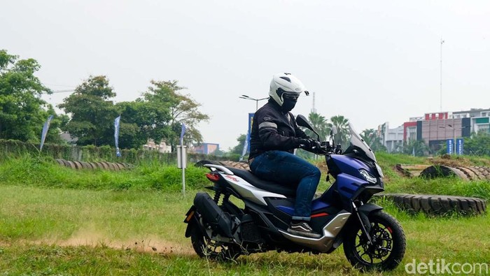 Menjajal Aprilia SR-GT 200 Skuter bergaya petualang Aprilia SR-GT 200 resmi diluncurkan di Indonesia. Penasaran dengan performa Aprilia SR-GT 200 ini?