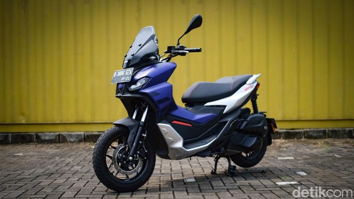 Menjajal Aprilia SR-GT 200 Skuter bergaya petualang Aprilia SR-GT 200 resmi diluncurkan di Indonesia. Penasaran dengan performa Aprilia SR-GT 200 ini?