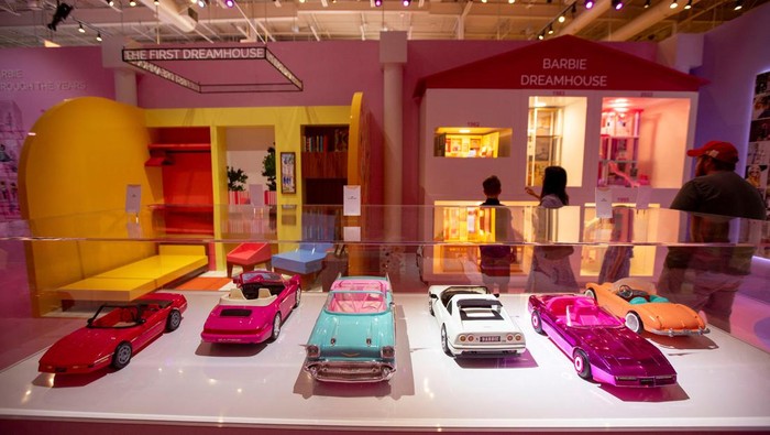 Guests pose for photos at the World of Barbie interactive exhibit, an installation of life-sized Barbie locations opened to the public in Mississauga, Ontario, Canada July 22, 2022.  REUTERS/Carlos Osorio