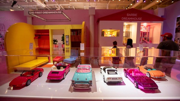 Wahana seluas 30.000 kaki persegi, lebih besar dari kehidupan Barbie biasanya yang disebut World of Barbie memulai debut untuk pertama kalinya. Wahana seluas 30.000 kaki persegi, lebih besar dari kehidupan Barbie biasanya yang disebut World of Barbie memulai debut untuk pertama kalinya.