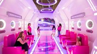 Pengalaman tidak akan lengkap tanpa Barbies Dreamhouse, dan para tamu dapat menjelajahi kamar-kamar yang dirancang dengan indah termasuk dapur, ruang tamu dengan pemandangan Malibu, dan tentu saja, walk-in closet yang indah!