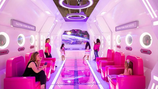 Pengalaman tidak akan lengkap tanpa Barbies Dreamhouse, dan para tamu dapat menjelajahi kamar-kamar yang dirancang dengan indah termasuk dapur, ruang tamu dengan pemandangan Malibu, dan tentu saja, walk-in closet yang indah! Pengalaman tidak akan lengkap tanpa Barbies Dreamhouse, dan para tamu dapat menjelajahi kamar-kamar yang dirancang dengan indah termasuk dapur, ruang tamu dengan pemandangan Malibu, dan tentu saja, walk-in closet yang indah!