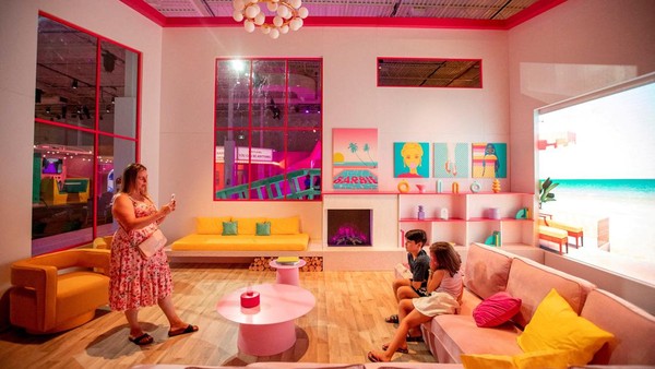 Para tamu berpose untuk foto di pameran interaktif World of Barbie, lokasi instalasi Barbie seukuran manusia yang dibuka untuk umum di Mississauga, Ontario, Kanada, Jumat, (22/7/2022). Para tamu berpose untuk foto di pameran interaktif World of Barbie, lokasi instalasi Barbie seukuran manusia yang dibuka untuk umum di Mississauga, Ontario, Kanada, Jumat, (22/7/2022).