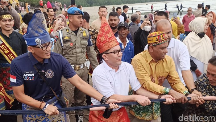 Menprekraf Sandiaga Uno ikut menarik pukat di Pantai Ulee Lheue, Banda Aceh.