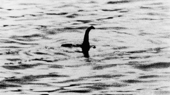 Monster Loch Ness: monster ini telah terlihat berkali-kali oleh saksi sejak abad keenam, termasuk penampakannya pada tahun 1930-an yang memicu kehebohan. Teori umum tentang Nessie adalah bahwa ia adalah dinosaurus air yang masih hidup. Entah ia ada atau tidak, para pencari jejak sering berkemah di danau Skotlandia ini dengan harapan dapat melihatnya sekilas. Foto: Getty Images