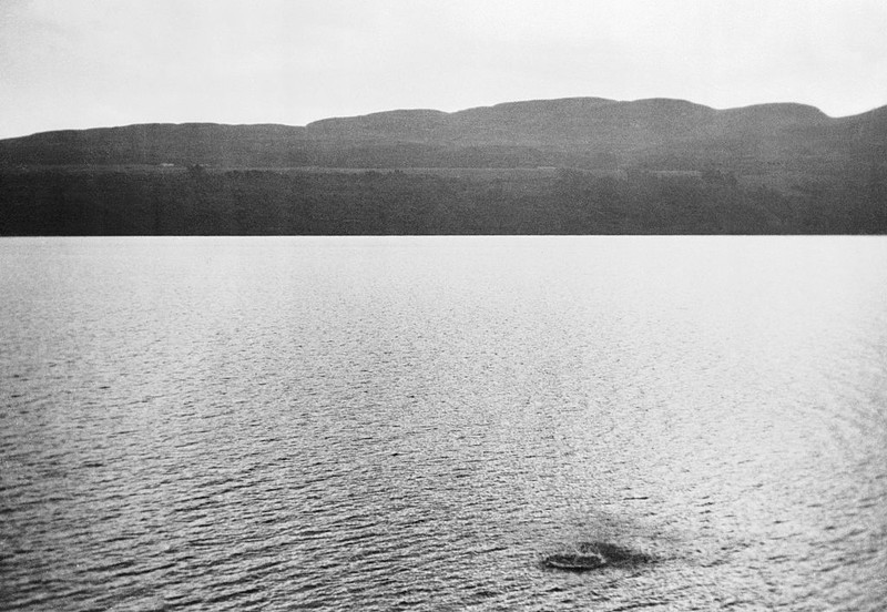 Jika menyebut hal paling misteri di dunia, maka monster Loch Ness adalah jawabannya. Suatu monster atau dinosaurus dari Skotlandia.