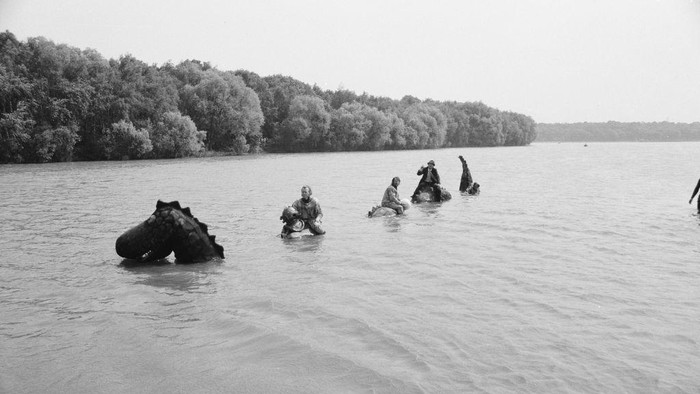Jika menyebut hal paling misteri di dunia, maka monster Loch Ness adalah jawabannya. Suatu monster atau dinosaurus dari Skotlandia.