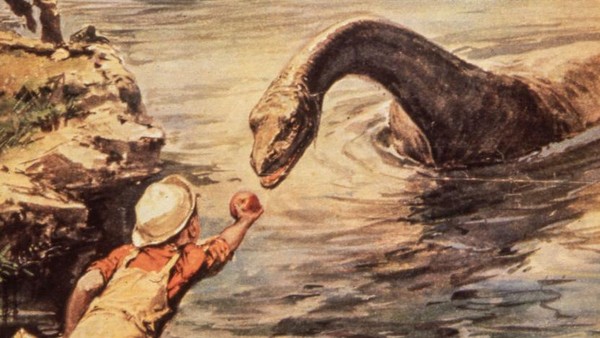 Dirangkum detikcom dari berbagai sumber, pertama kali yang menyebarkan informasi tentang monster Loch Ness adalah Inverness Courier, suatu media lokal di Skotlandia. Tepatnya di tahun 1933, headline surat kabarnya berjudul Strange Spectacle On Loch Ness What Was It?. Dalam beritanya dijelaskan, ada orang-orang yang mengaku melihat mahluk besar dengan leher panjang di danaunya. Sayangnya, tidak ada foto-foto karena mahluknya langsung kabur.