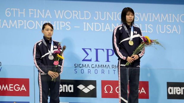 INDIANAPOLIS, IN - AUGUST 23:  (L-R) Anna Sasaki and Miku Kojima of Japan win medals in the Women's 400m IM Final during day 1 of the 6th FINA World Junior Swimming Championships at Indiana University Natatorium on August 23, 2017 in Indianapolis, Indiana.  (Photo by Streeter Lecka/Getty Images)