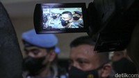 Kamera televisi terus menyorot kehadiran Irjen Sambo. Jenderal bintang dua tersebut berharap masyarakat tidak membuat asumsi dan persepsi yang membuat kasus ini simpang siur. 