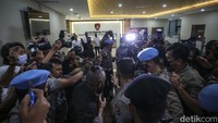Wartawan mengerumuni Irjen Sambo saat tiba di Bareskrim Polri. Sebelumnya, Bharada Richard Eliezer alias Bharada E telah ditetapkan sebagai tersangka kasus pembunuhan Brigadir Yoshua. Polisi mengenakan sangkaan Pasal 338 juncto Pasal 54 dan 56 KUHP.