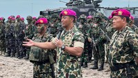 Dua brevet tersebut disematkan oleh Komandan Korps Marinir (Dankormar) Mayjen TNI (Mar) Widodo Dwi Purwanto. Untuk diketahui, warga kehormatan Korps Marinir merupakan penghargaan yang diberikan kepada pimpinan TNI atas perhatian dan kontribusinya kepada Korps Marinir.