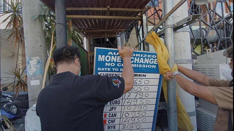 Money changer tidak berizin di kawasan Desa Adat Kuta, Kecamatan Kuta, Kabupaten Badung, Bali, disegel pada Kamis (4/8/2022).