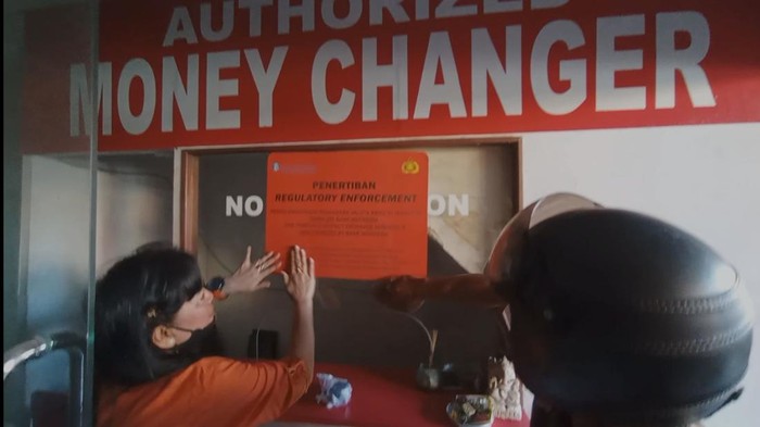 Money changer tidak berizin di kawasan Desa Adat Kuta, Kecamatan Kuta, Kabupaten Badung, Bali, disegel pada Kamis (4/8/2022).