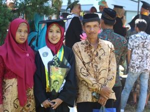 Inspirasi Novi Dwi, Anak Buruh Bangunan yang Kuliah Gratis hingga Jadi PNS