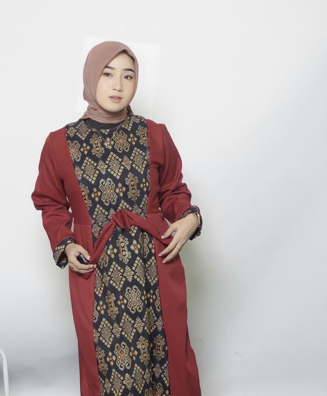 Setelah viral, Nur Aini mendapatkan banyak perubahan dan dukungan. Salah satunya nasib Nur Aini kini menjadi selebriti Instagram. Saat ini ia sudah mempunyai pengikut lebih dari 22,6 ribu di Instagram. Dia pun sukses menjadi endorser untuk skincare, restoran, softlens hingga baju. Foto: Dok. Instagram @ainhy_eny.