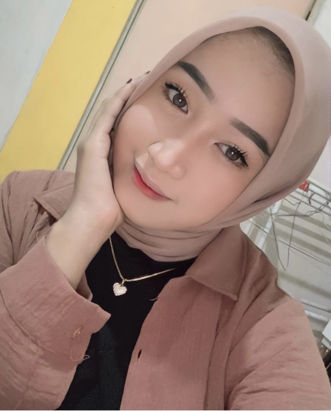 Nur Aini ingin warganet yang melihat video TikToknya untuk selalu bersyukur dan jangan mengeluh. Ia menekankan sebagai anak sebaiknya terus membantu dan berbakti kepada kedua orangtua. Semua butuh proses jangan lupa bersyukur bantu orang tua. Prosesnya memang berat, tapi hasilnya tak kalah hebat, insyaallah jangan lupa bersyukur bantu orang tua, tuturnya. Foto: Dok. Instagram @ainhy_eny.