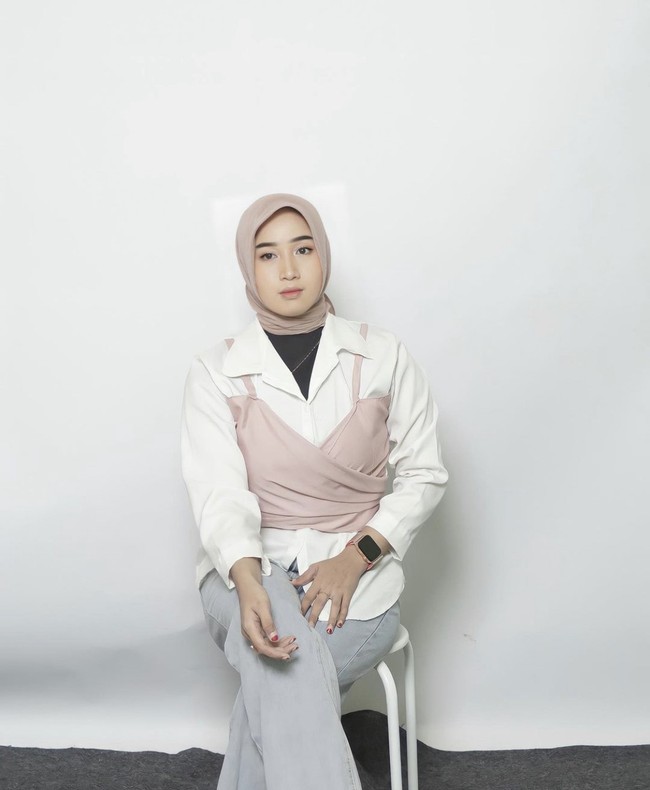 Nur Aini menceritakan pendapatannya sebagai kuli angkat semen. Kemarin menanggur satu tahun sedangkan saya di rumah. Saya lihat teman-teman saya sudah kuliah. Tapi saya tidak kecewa, paling tidak saya bisa membantu kedua orangtua saya di kampung. Bapak saya cacat juga, ibu saya juga pernah ketimpa 50 semen, makanya saya mau bantu orang tua. Saya lima bersaudara semuanya bekerja angkut semen. 1 semen itu dihargai Rp 600,-. Biasanya satu keluarga Rp 400 ribu, uangnya untuk mama dan adikku jajan sekolah, kata Nur Aini.  Foto: Dok. Instagram @ainhy_eny.