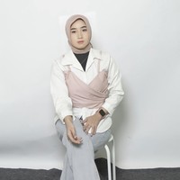Nur Aini menceritakan pendapatannya sebagai kuli angkat semen. Kemarin menanggur satu tahun sedangkan saya di rumah. Saya lihat teman-teman saya sudah kuliah. Tapi saya tidak kecewa, paling tidak saya bisa membantu kedua orangtua saya di kampung. Bapak saya cacat juga, ibu saya juga pernah ketimpa 50 semen, makanya saya mau bantu orang tua. Saya lima bersaudara semuanya bekerja angkut semen. 1 semen itu dihargai Rp 600,-. Biasanya satu keluarga Rp 400 ribu, uangnya untuk mama dan adikku jajan sekolah, kata Nur Aini.  Foto: Dok. Instagram @ainhy_eny.