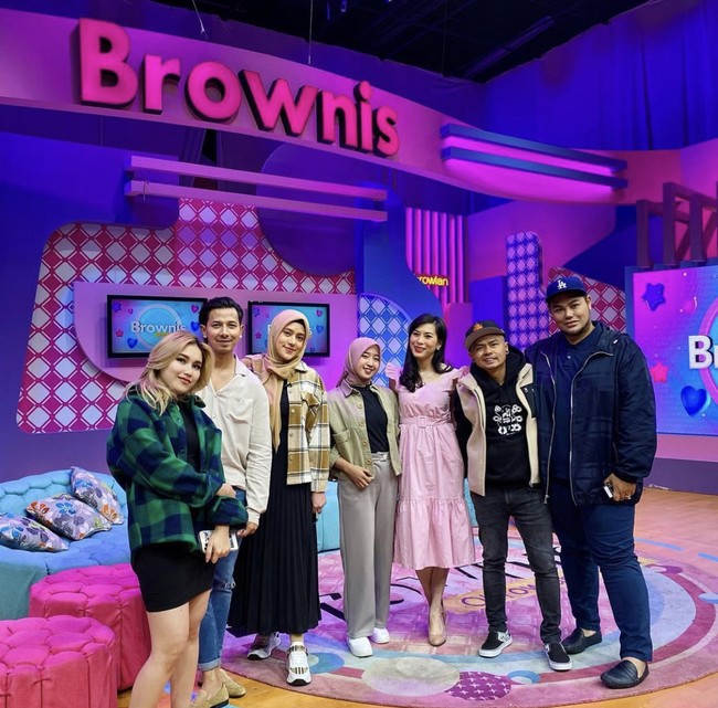 Kisah Nur Aini menjadi sorotan dan menginspirasi publik. Ia pun diundang menjadi bintang tamu di program acara Brownies. Nur Aini mengaku berasal dari Pinrang dan kini kuliah semester empat di Fakultas Keolahragaan di Makassar. Aku sempat menanggur selama satu tahun (tidak kuliah) karena masalah biaya. Kalau libur kuliah saya kerja angkat kuli semen. Saya bisa kuliah karena mendapatkan bea siswa. Selain kuliah saya latihan silat, kata Nur Aini.  Foto: Dok. Instagram @ainhy_eny.