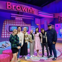 Kisah Nur Aini menjadi sorotan dan menginspirasi publik. Ia pun diundang menjadi bintang tamu di program acara Brownies. Nur Aini mengaku berasal dari Pinrang dan kini kuliah semester empat di Fakultas Keolahragaan di Makassar. Aku sempat menanggur selama satu tahun (tidak kuliah) karena masalah biaya. Kalau libur kuliah saya kerja angkat kuli semen. Saya bisa kuliah karena mendapatkan bea siswa. Selain kuliah saya latihan silat, kata Nur Aini.  Foto: Dok. Instagram @ainhy_eny.