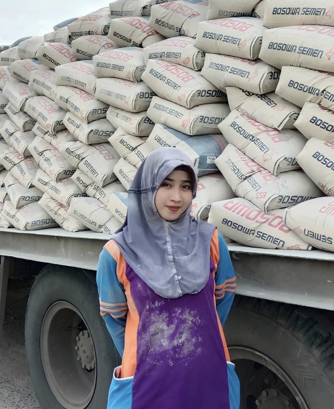 Wanita berhijab itu mengangkut satu per satu semen untuk dimasukkan ke dalam toko bangunan. Ia mengatakan agar selalu bersyukur dan jangan pernah merasa gengsi. Belajarlah menikmati apa yang kamu miliki, itu akan membuat hidupmu lebih bernilai. Jangan lupa bersyukur bantu orang tua jangan pernah gensi 😇🙏@nrhlisa25_ @diyhmmm #doaibuselamanya #kerjakeras #foryoupage #casis #fypシ #viral #fyp #trending #tiktok #pejuangrupiah, tulis akun TikTok @nurhalisa1__. Foto: Dok. Instagram @ainhy_eny.